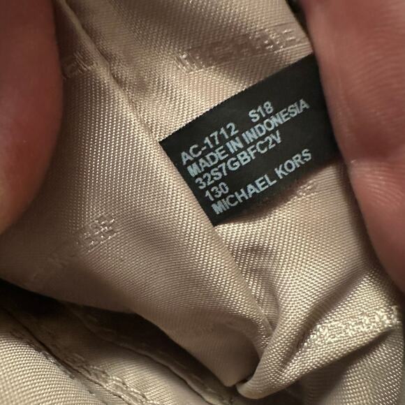 Michael Kors Bedford Signature Flat Crossbody Bag Vanilla NWOT Authentic w/ Dust - Picture 5 of 16